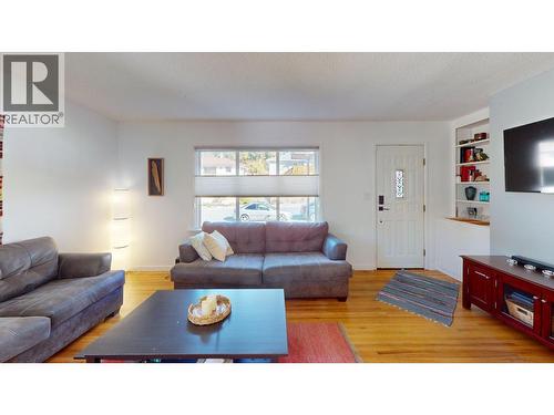 3130 Iris Crescent, Trail, BC - Indoor Photo Showing Living Room
