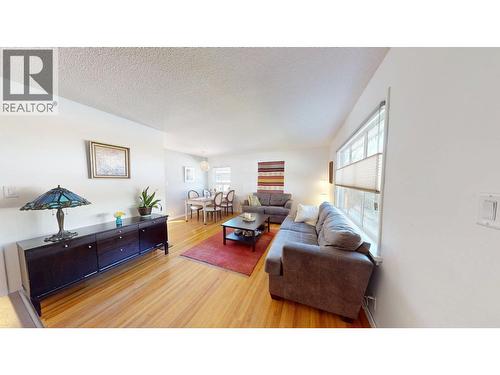 3130 Iris Crescent, Trail, BC - Indoor Photo Showing Living Room
