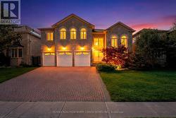 19 RISEBROUGH AVENUE  Toronto, ON M2M 2E2