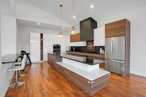 716 North Shore Boulevard E, Burlington, ON - Indoor Photo Showing Kitchen With Upgraded Kitchen