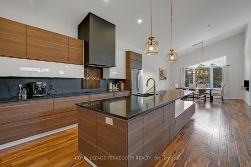 716 North Shore Boulevard E, Burlington, ON - Indoor Photo Showing Kitchen With Upgraded Kitchen