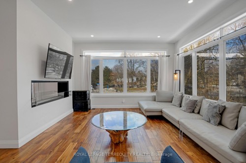 716 North Shore Boulevard E, Burlington, ON - Indoor Photo Showing Living Room