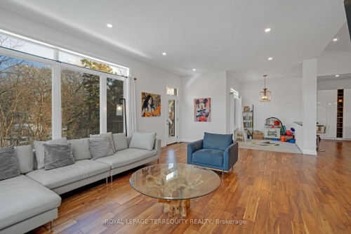 716 North Shore Boulevard E, Burlington, ON - Indoor Photo Showing Living Room