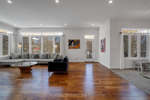 716 North Shore Boulevard E, Burlington, ON - Indoor Photo Showing Living Room