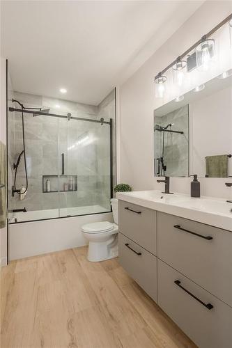 135 Parkside Crescent, Mitchell, MB - Indoor Photo Showing Bathroom