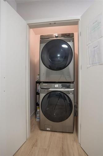 135 Parkside Crescent, Mitchell, MB - Indoor Photo Showing Laundry Room