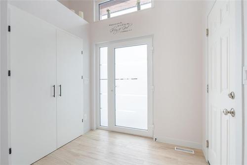 135 Parkside Crescent, Mitchell, MB - Indoor Photo Showing Other Room