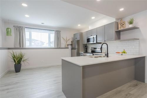135 Parkside Crescent, Mitchell, MB - Indoor Photo Showing Kitchen With Double Sink With Upgraded Kitchen