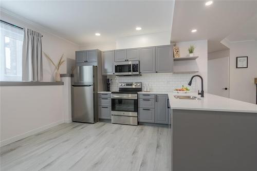 135 Parkside Crescent, Mitchell, MB - Indoor Photo Showing Kitchen With Double Sink With Upgraded Kitchen