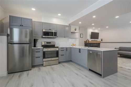 135 Parkside Crescent, Mitchell, MB - Indoor Photo Showing Kitchen