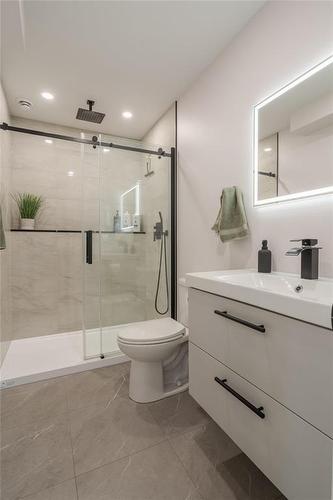 135 Parkside Crescent, Mitchell, MB - Indoor Photo Showing Bathroom