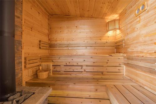 135 Parkside Crescent, Mitchell, MB - Indoor Photo Showing Other Room