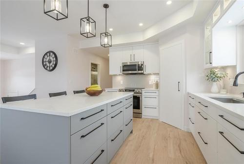 135 Parkside Crescent, Mitchell, MB - Indoor Photo Showing Kitchen With Upgraded Kitchen