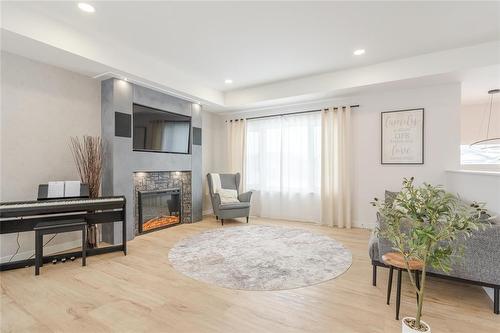 135 Parkside Crescent, Mitchell, MB - Indoor With Fireplace