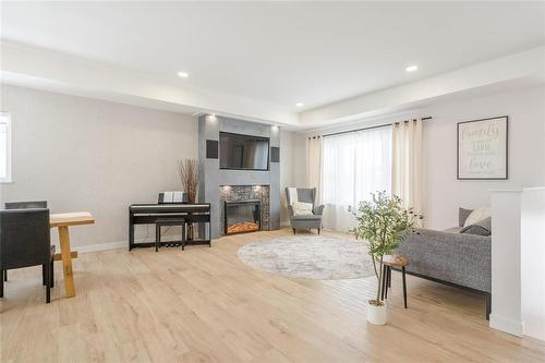 135 Parkside Crescent, Mitchell, MB - Indoor Photo Showing Living Room With Fireplace