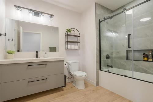 135 Parkside Crescent, Mitchell, MB - Indoor Photo Showing Bathroom