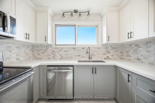 8 Claudette Gate, Hamilton, ON - Indoor Photo Showing Kitchen With Double Sink