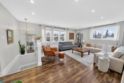 335 16Th Avenue, Cranbrook, BC - Indoor Photo Showing Living Room
