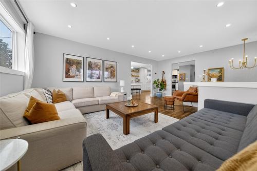 335 16Th Avenue, Cranbrook, BC - Indoor Photo Showing Living Room