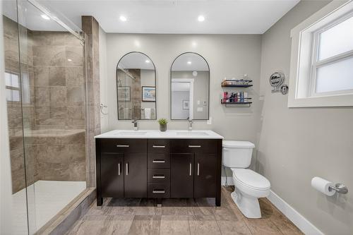 335 16Th Avenue, Cranbrook, BC - Indoor Photo Showing Bathroom