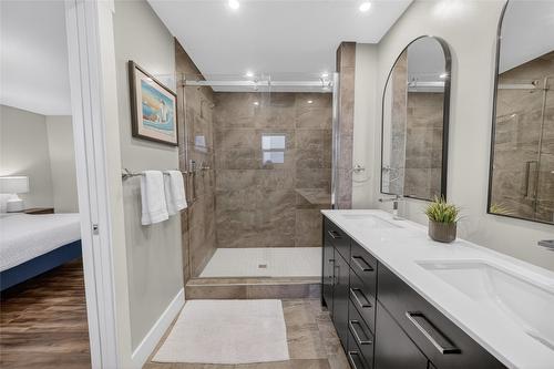 335 16Th Avenue, Cranbrook, BC - Indoor Photo Showing Bathroom