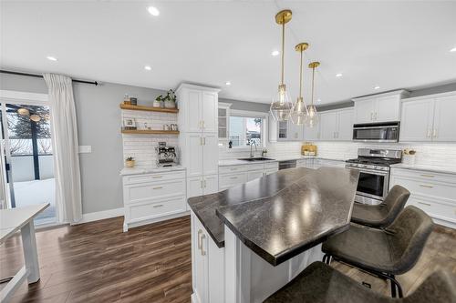 335 16Th Avenue, Cranbrook, BC - Indoor Photo Showing Kitchen With Upgraded Kitchen