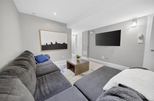335 16Th Avenue, Cranbrook, BC - Indoor Photo Showing Living Room