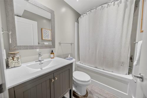 335 16Th Avenue, Cranbrook, BC - Indoor Photo Showing Bathroom
