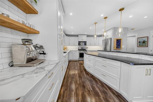 335 16Th Avenue, Cranbrook, BC - Indoor Photo Showing Kitchen With Upgraded Kitchen