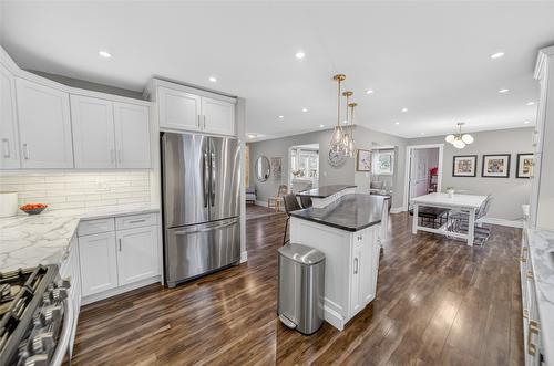 335 16Th Avenue, Cranbrook, BC - Indoor Photo Showing Kitchen With Upgraded Kitchen