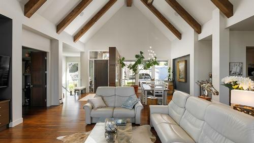 3990 Fairwinds Court, Kelowna, BC - Indoor Photo Showing Living Room