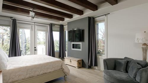 3990 Fairwinds Court, Kelowna, BC - Indoor Photo Showing Bedroom