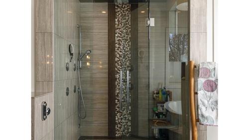 3990 Fairwinds Court, Kelowna, BC - Indoor Photo Showing Bathroom