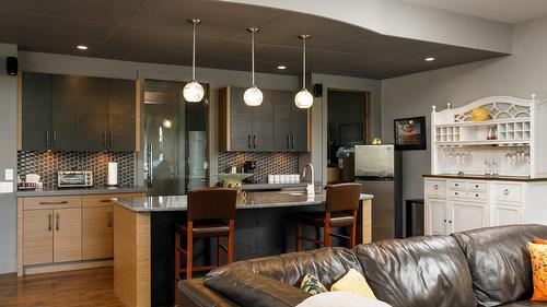 3990 Fairwinds Court, Kelowna, BC - Indoor Photo Showing Kitchen With Upgraded Kitchen