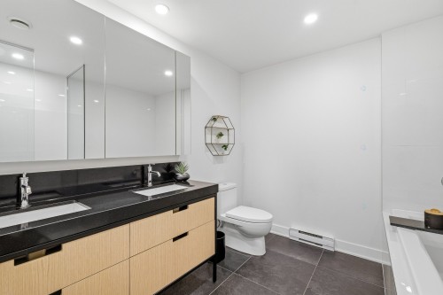 Salle de bains attenante à la CCP - 2010-60 Rue De L'Éclipse, Brossard, QC - Indoor Photo Showing Bathroom