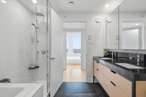 Salle de bains attenante à la CCP - 2010-60 Rue De L'Éclipse, Brossard, QC - Indoor Photo Showing Bathroom