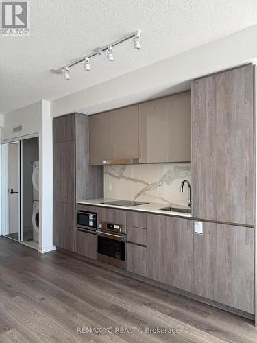 4311 - 8 Interchange Way, Vaughan, ON - Indoor Photo Showing Kitchen