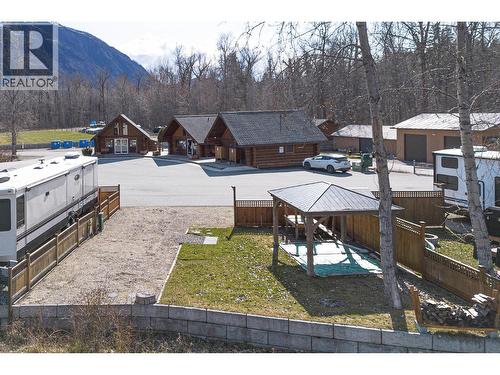 2 Clubhouse Lane, Lee Creek, BC 