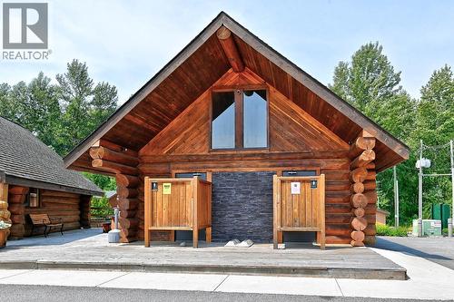 2 Clubhouse Lane, Lee Creek, BC 