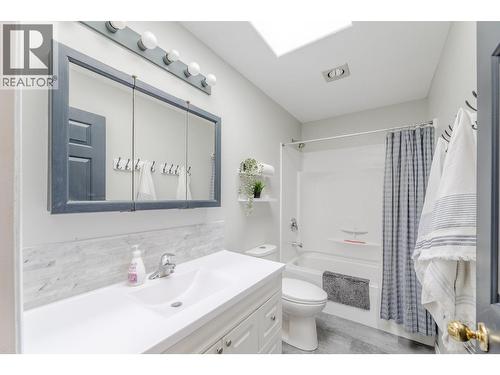 445 Road 5, Oliver, BC - Indoor Photo Showing Bathroom