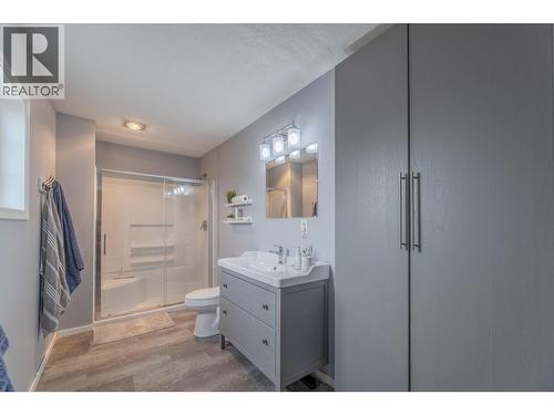 445 Road 5, Oliver, BC - Indoor Photo Showing Bathroom
