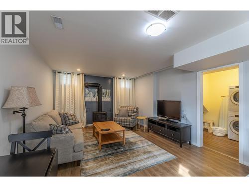 445 Road 5, Oliver, BC - Indoor Photo Showing Living Room