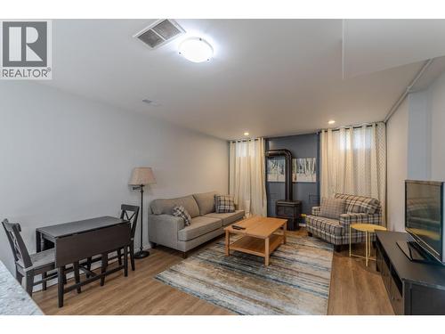 445 Road 5, Oliver, BC - Indoor Photo Showing Living Room