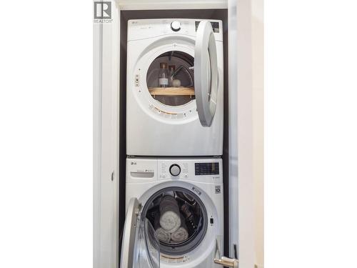 1104 311 Alderson Avenue, Coquitlam, BC - Indoor Photo Showing Laundry Room