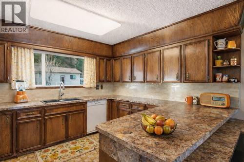 1099 Dehart Road, Kelowna, BC - Indoor Photo Showing Kitchen With Double Sink