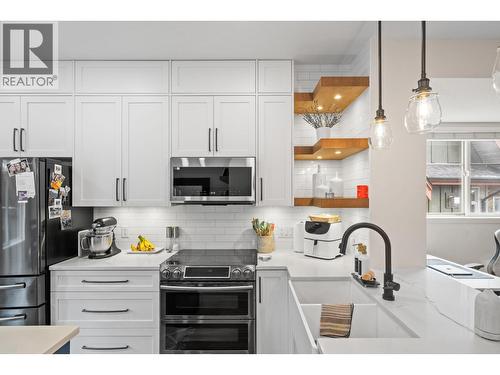 142 2000 Panorama Drive, Port Moody, BC - Indoor Photo Showing Kitchen With Upgraded Kitchen