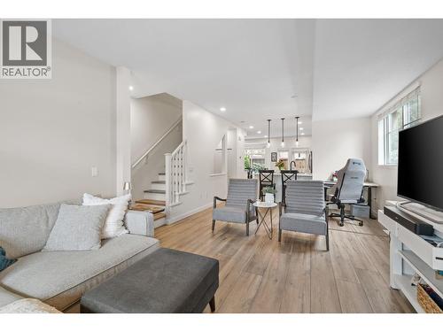 142 2000 Panorama Drive, Port Moody, BC - Indoor Photo Showing Living Room