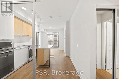 1908 - 30 Upper Mall Way, Vaughan, ON - Indoor Photo Showing Kitchen