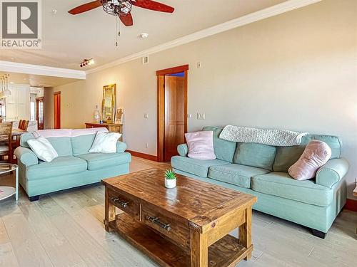 2418 Lakeshore Drive Unit# 302, Osoyoos, BC - Indoor Photo Showing Living Room