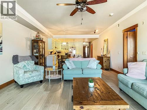 2418 Lakeshore Drive Unit# 302, Osoyoos, BC - Indoor Photo Showing Living Room